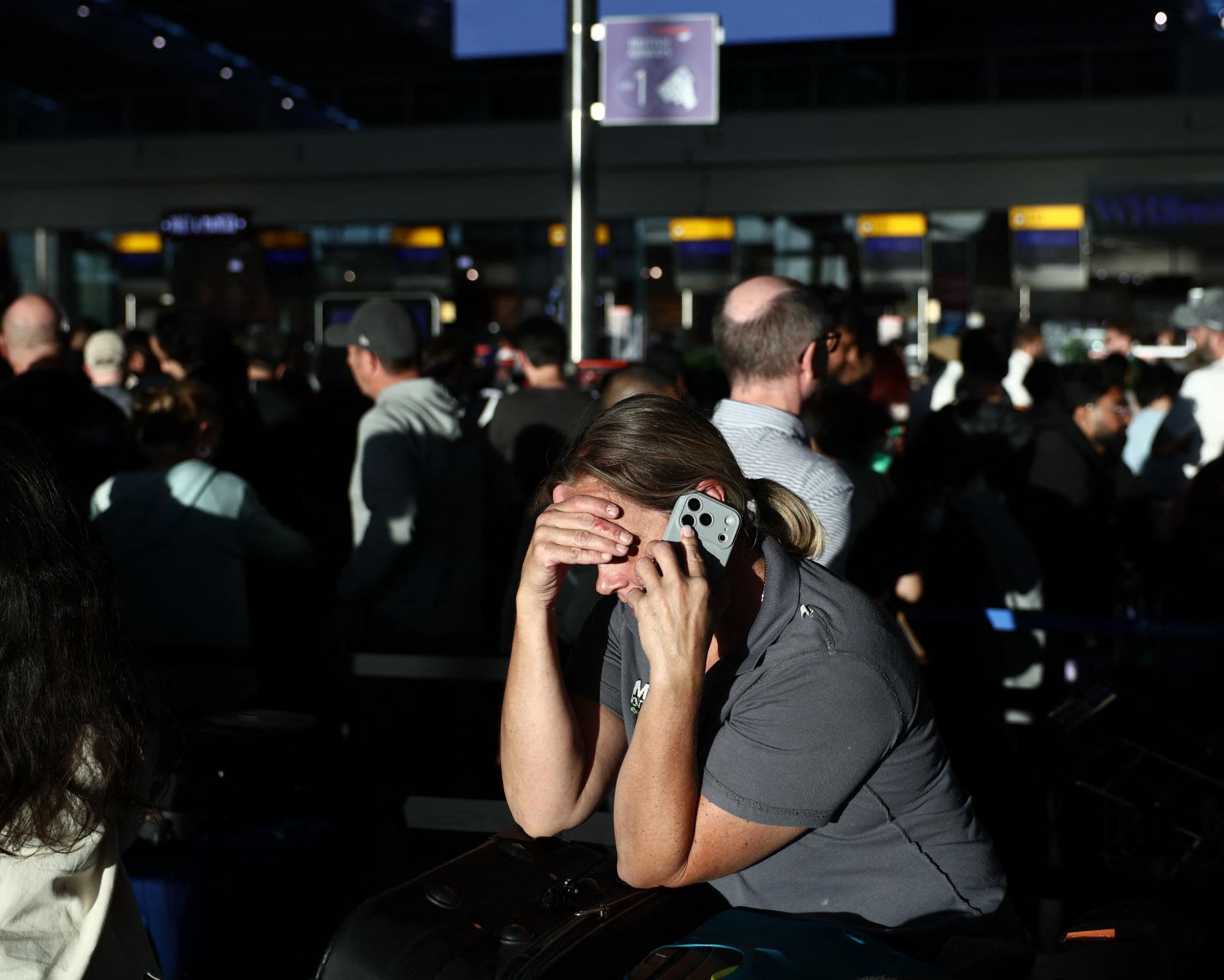 UK air traffic control breakdown strands hundreds of thousands of passengers