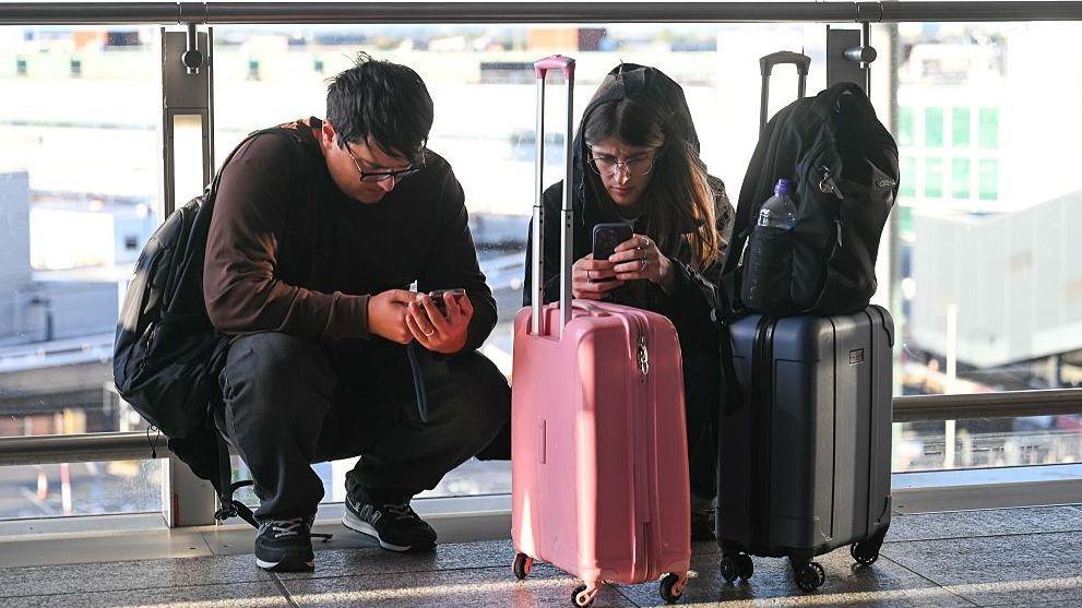 More flights delayed after hundreds cancelled by air traffic control glitch