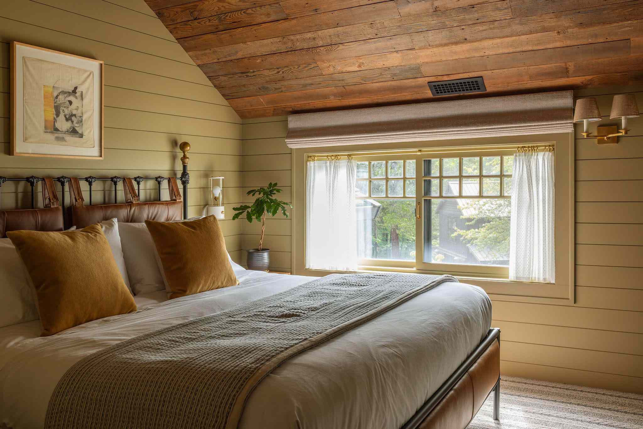 5 Benjamin Moore Colors Designers Use to Make Even the Smallest Rooms Feel Bigger