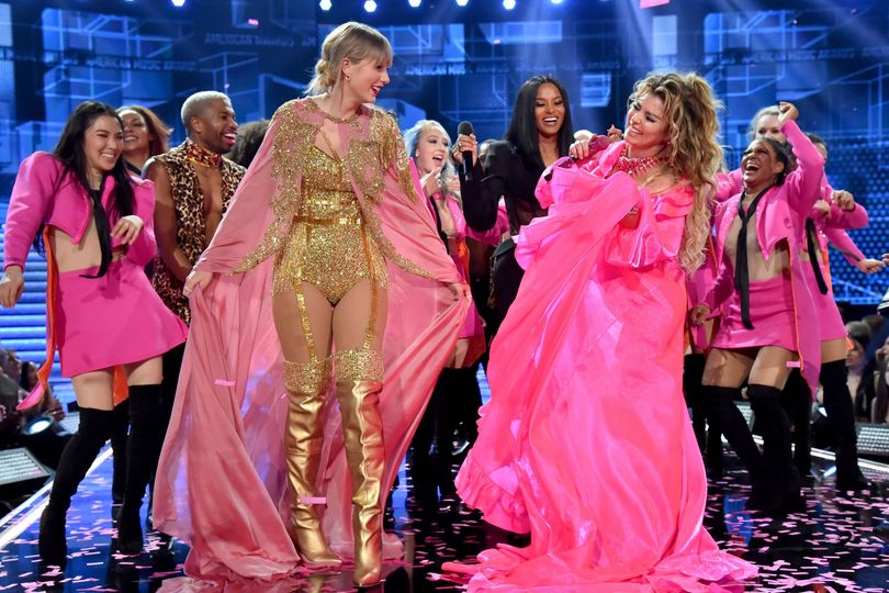 Shania Twain admits she still hasn't made it up to Taylor Swift after skipping her wedding