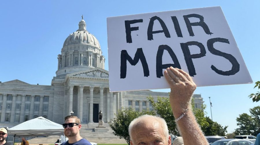 Missouri justices find elections chief in contempt, but change to old map clears him