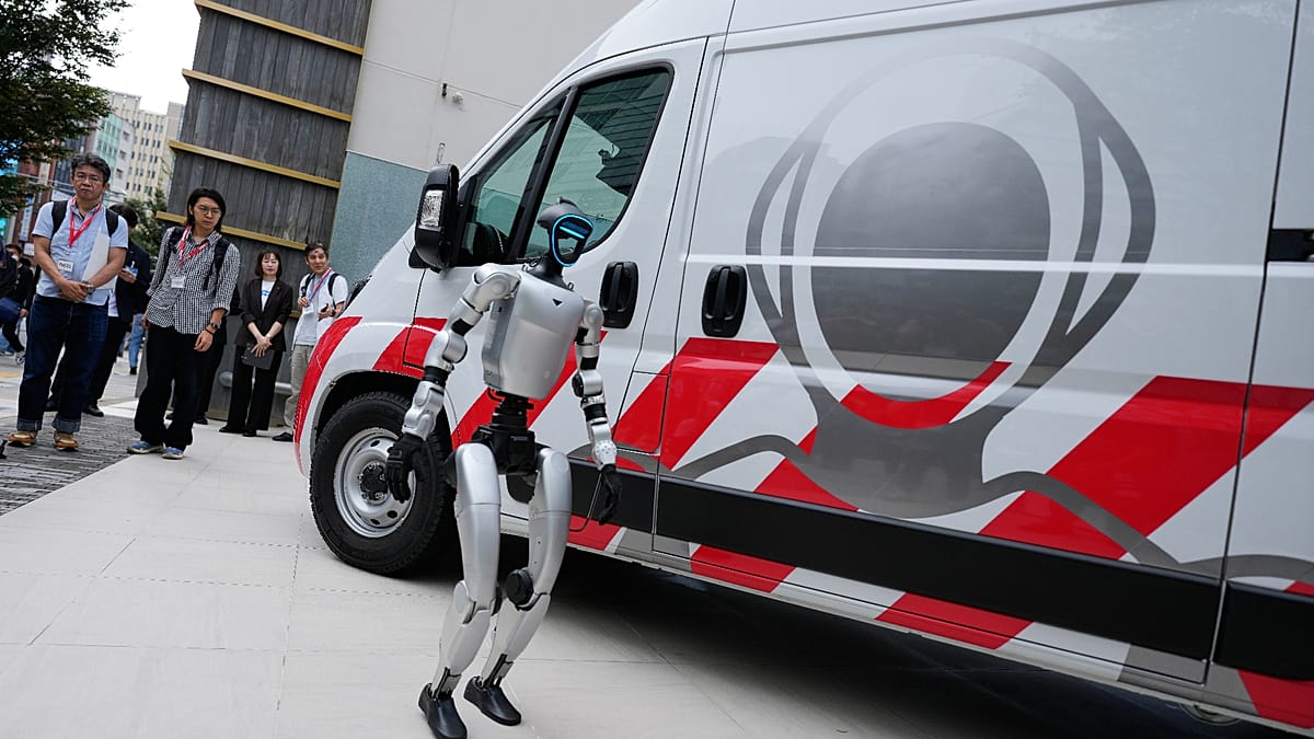 Japanese company unveils 'robot ambulance' for on-site humanoid repairs
