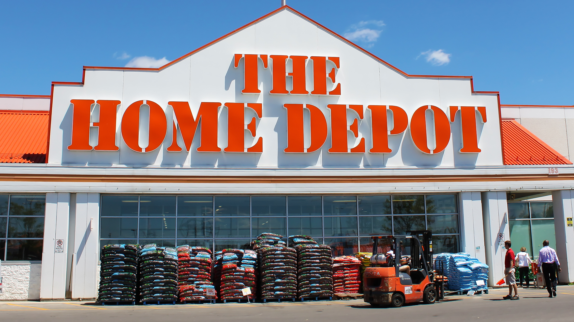 6 Luxurious Winter Décor Items Worth Buying From Home Depot's 2026 Holiday Collection - AOL