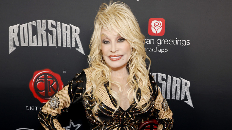 Gaudy Rug How Dolly Parton's Difficult Childhood Helped Her Flip The 'Dumb Blond ...