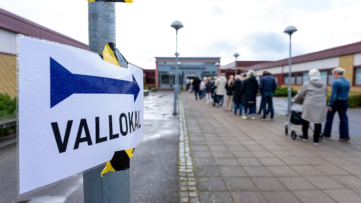 Swedish centre-left holds slim election lead, but final result still too close to call