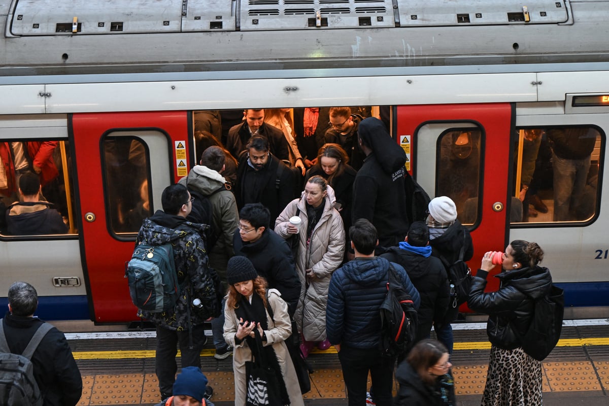 London travel news LIVE: Signal fault hits Thameslink commuter trains into morning rush-hour