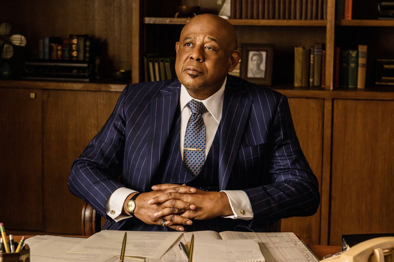 فورست ويتيكر بدور بامبي جونسون في الموسم الرابع من مسلسل Godfather of Harlem. مصدر الصورة Linda Kallerus/MGM+