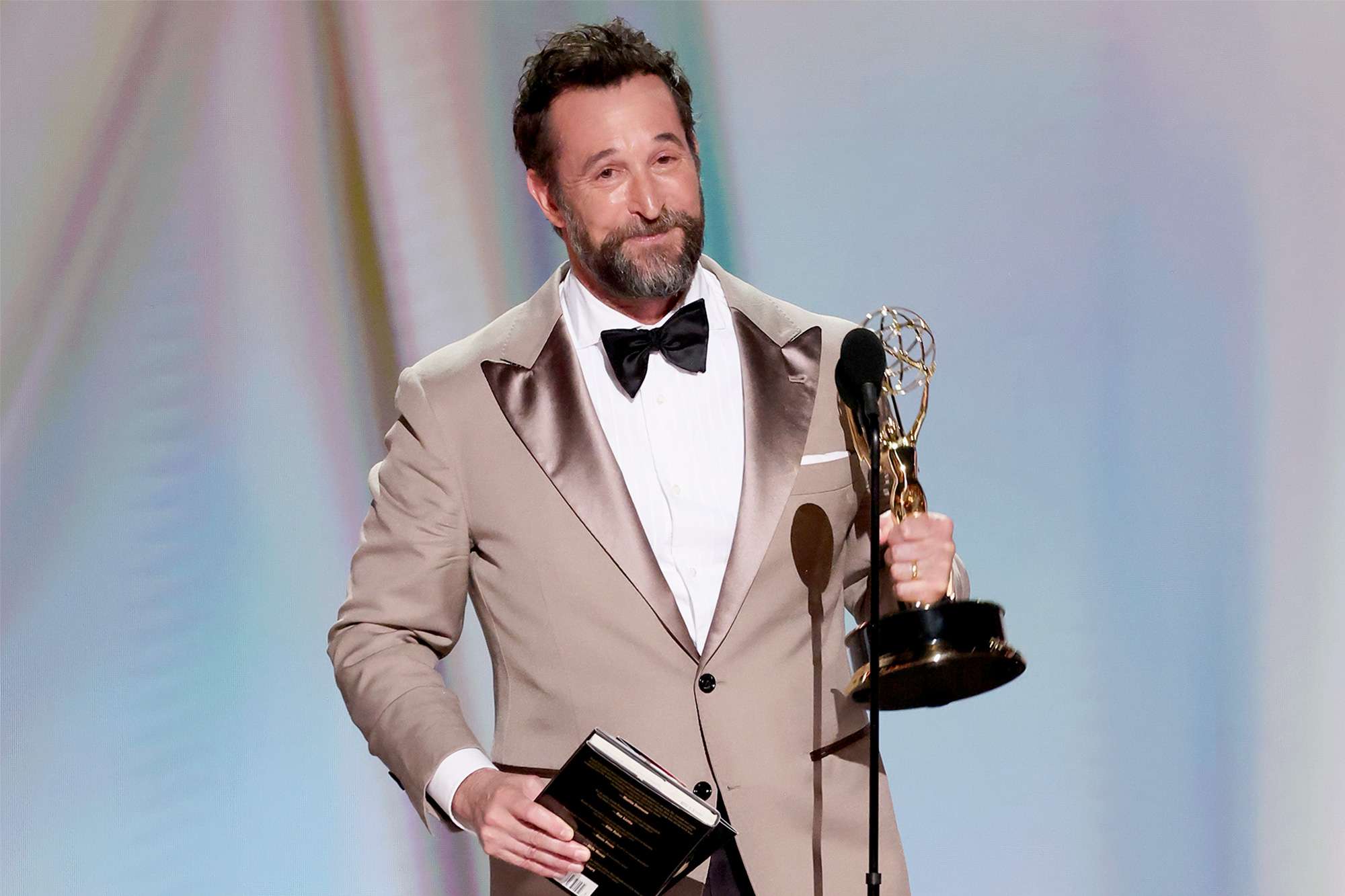 actor noah wyle is 6 feet 1 inch (1.85 meters) tall. - Ilustrasi 3