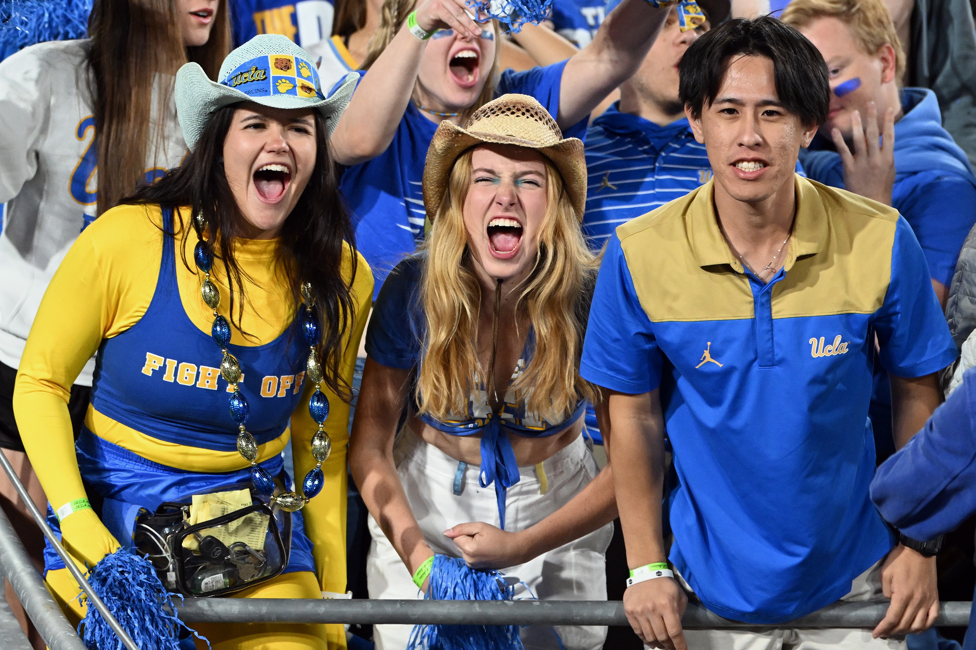Fudging UCLA’s bold new policy on Rose Bowl crowds after past fudging - AOL