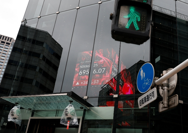 Stocks down on energy shock concerns, global yields hit fresh highs