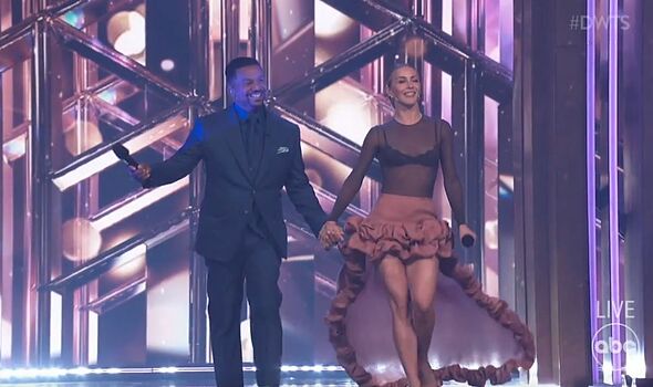 تنقسم جوليان هوغ من DWTS بالزي الشفاف بينما يسأل المعجبون “ماذا ترتدي؟” – أمريكا أون لاين تنقسم جوليان هوغ من DWTS بالزي الشفاف بينما يسأل المعجبون “ماذا ترتدي؟” – أمريكا أون لاين