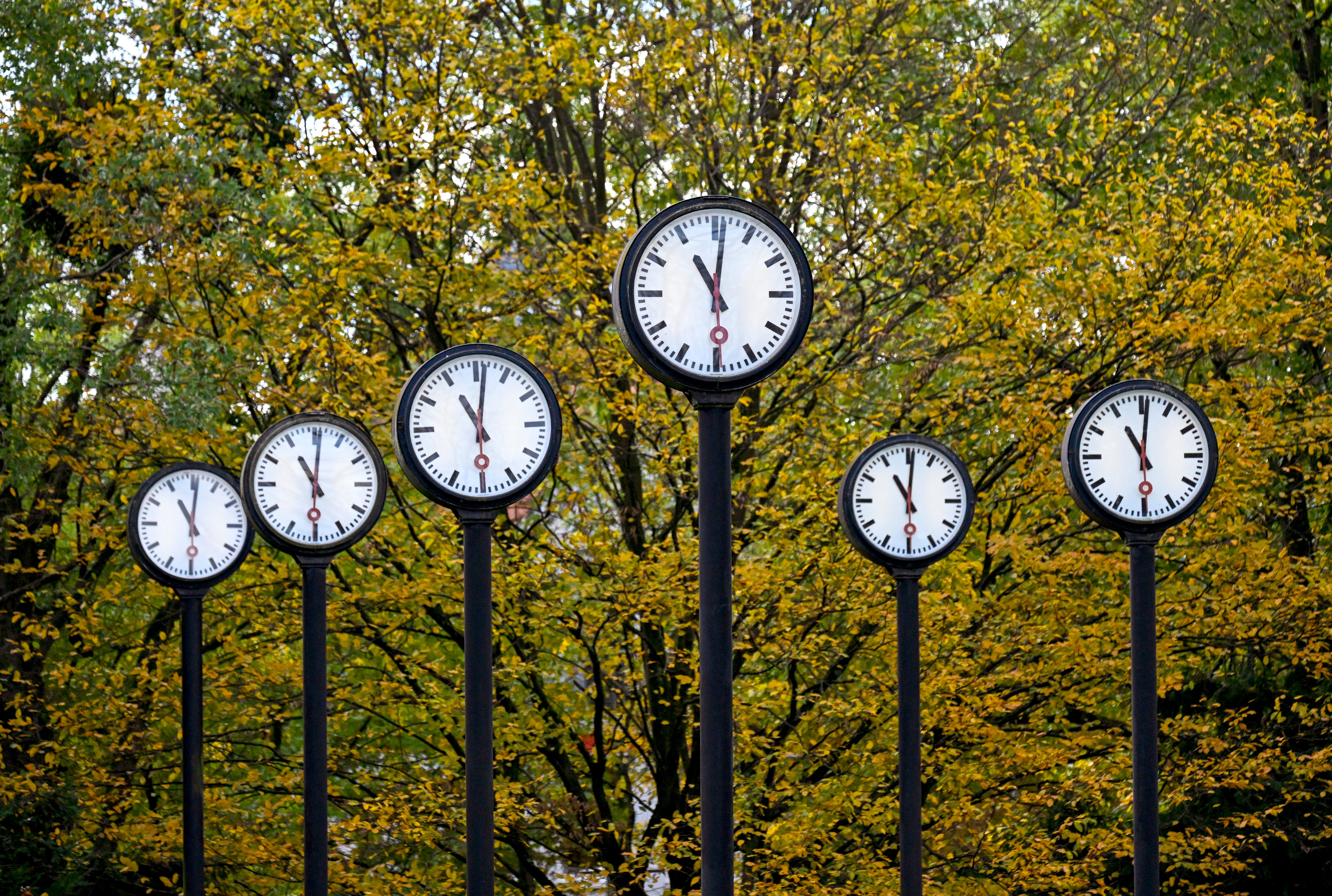 Daylight saving time 2026: When do clocks change and fall back? - AOL