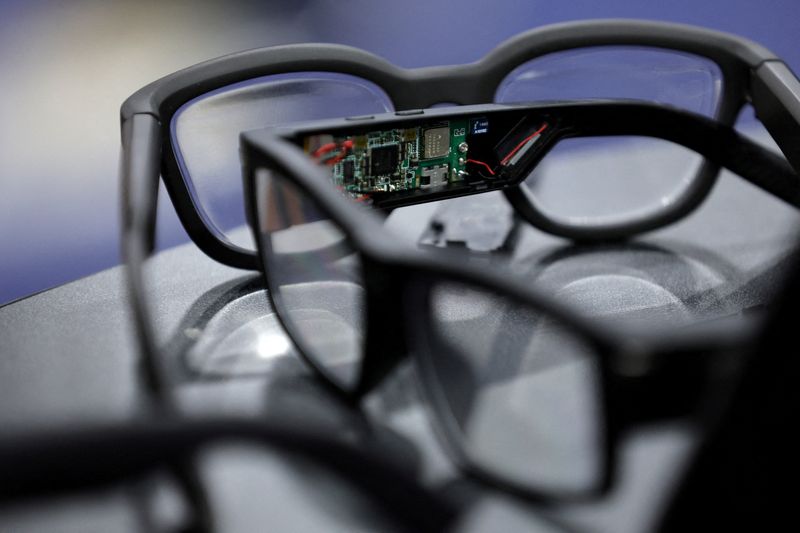 Australia considers banning the use of smart glasses in government buildings