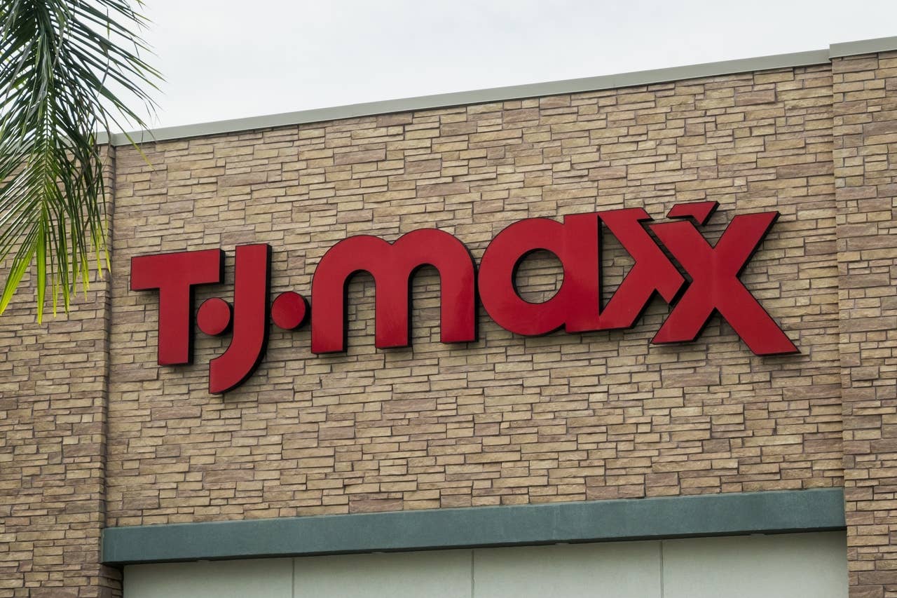 T.J. Maxx's Pretty $15 Chinoiserie Ceramic Pet Bowl Is Full of Vintage Charm