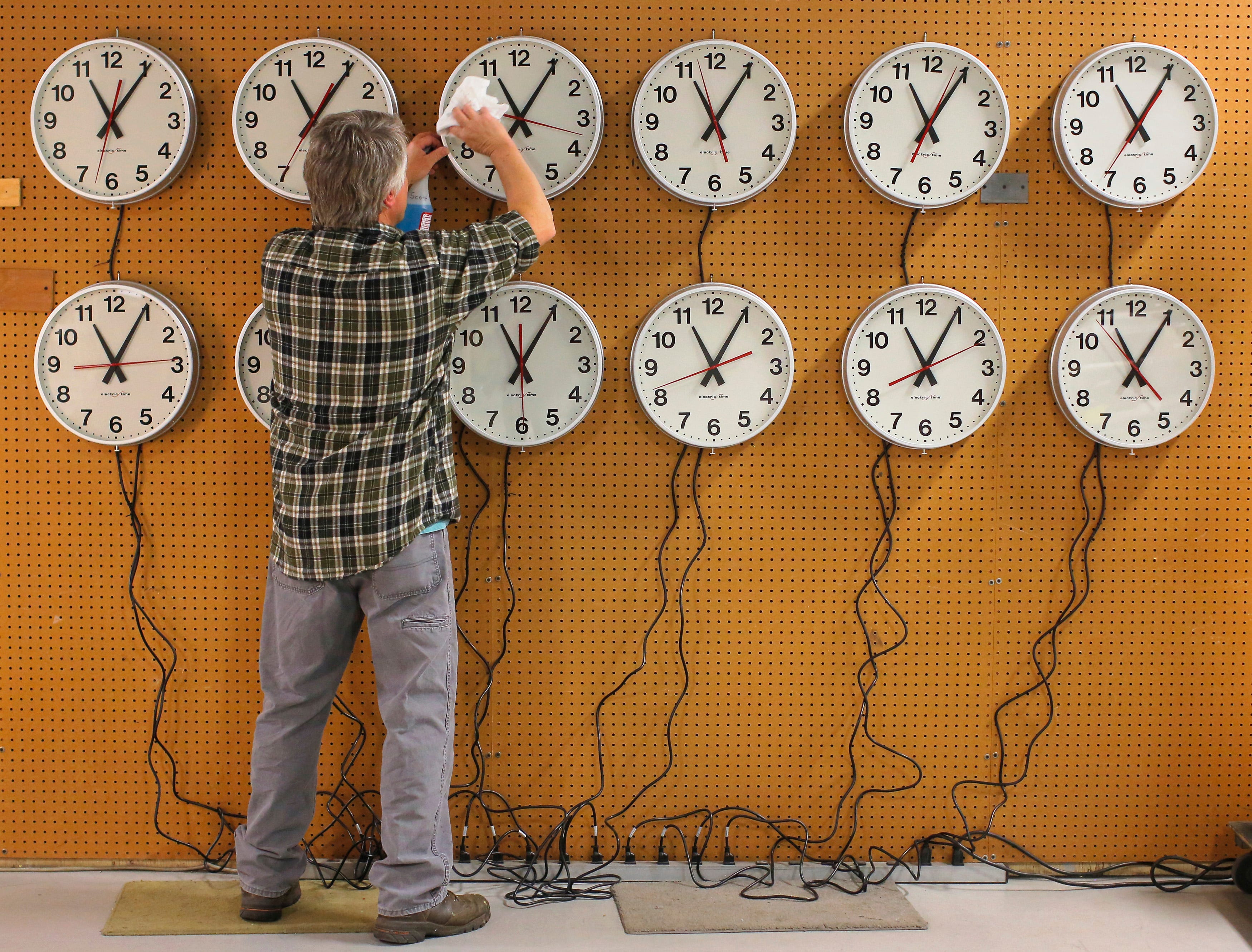 When daylight saving time ends in 2026; what New Yorkers should know - AOL