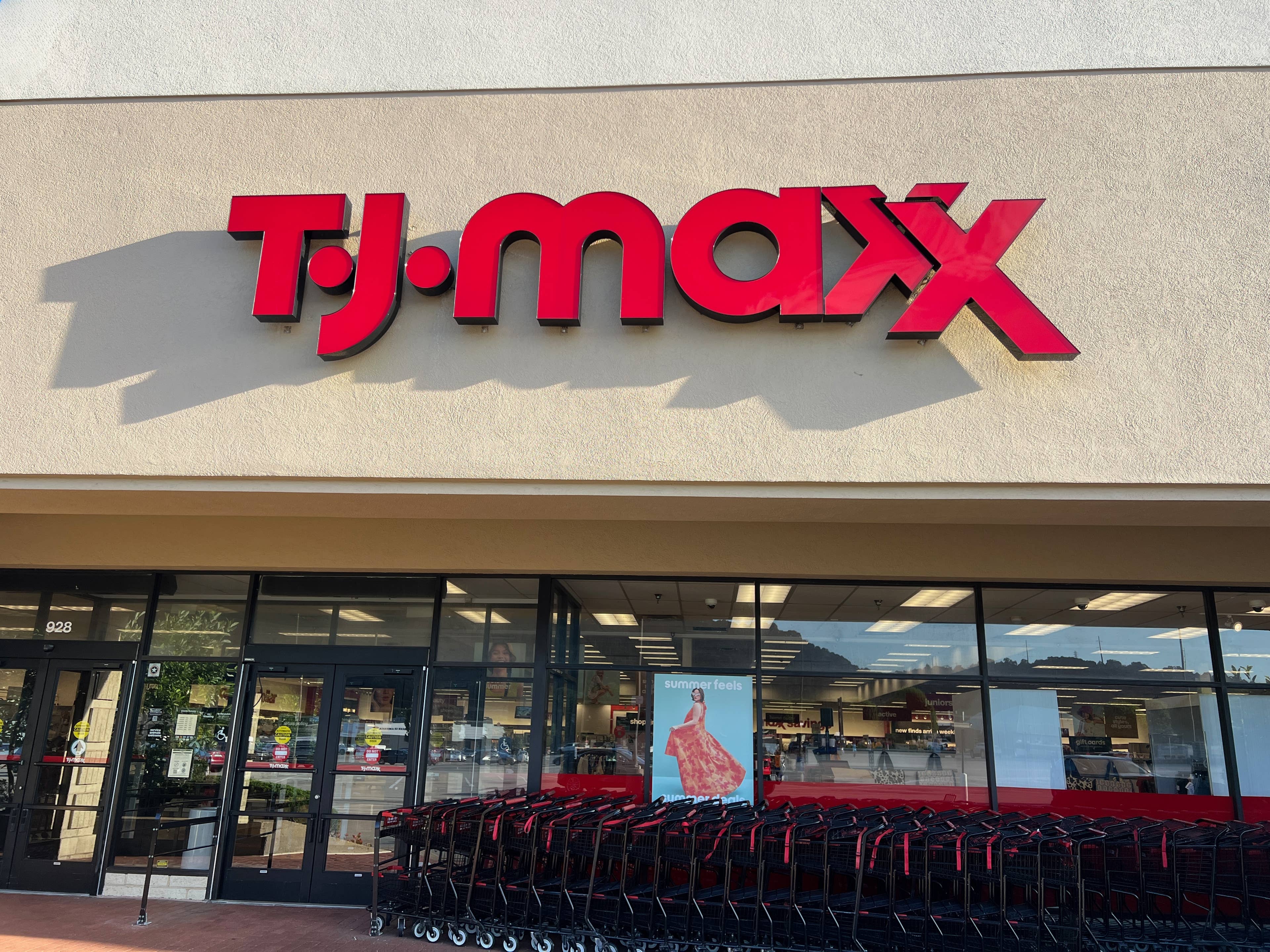 T.J. Maxx's $30 Gold-Trimmed Square Plate Set Brings Instant Elegance to Any Tab...