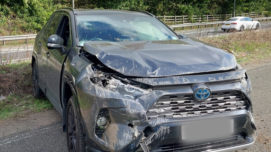 Rivarossi HR4076 荷物車＋食堂車＋サロンカー ２輌に汚れ、傷あり Four treated at scene after car crashes into verge - AOL