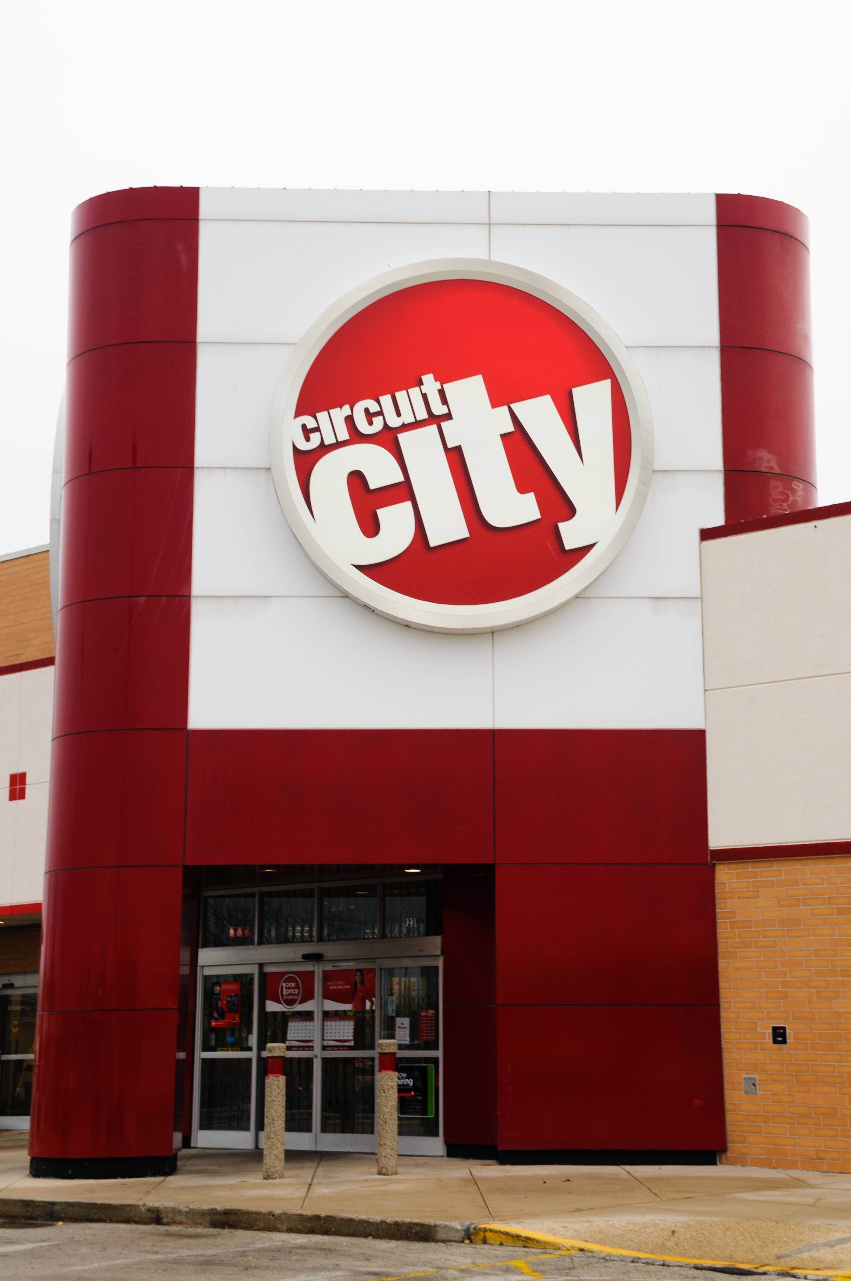 Why We Stopped Going to Circuit City: The Death of the Expert ...