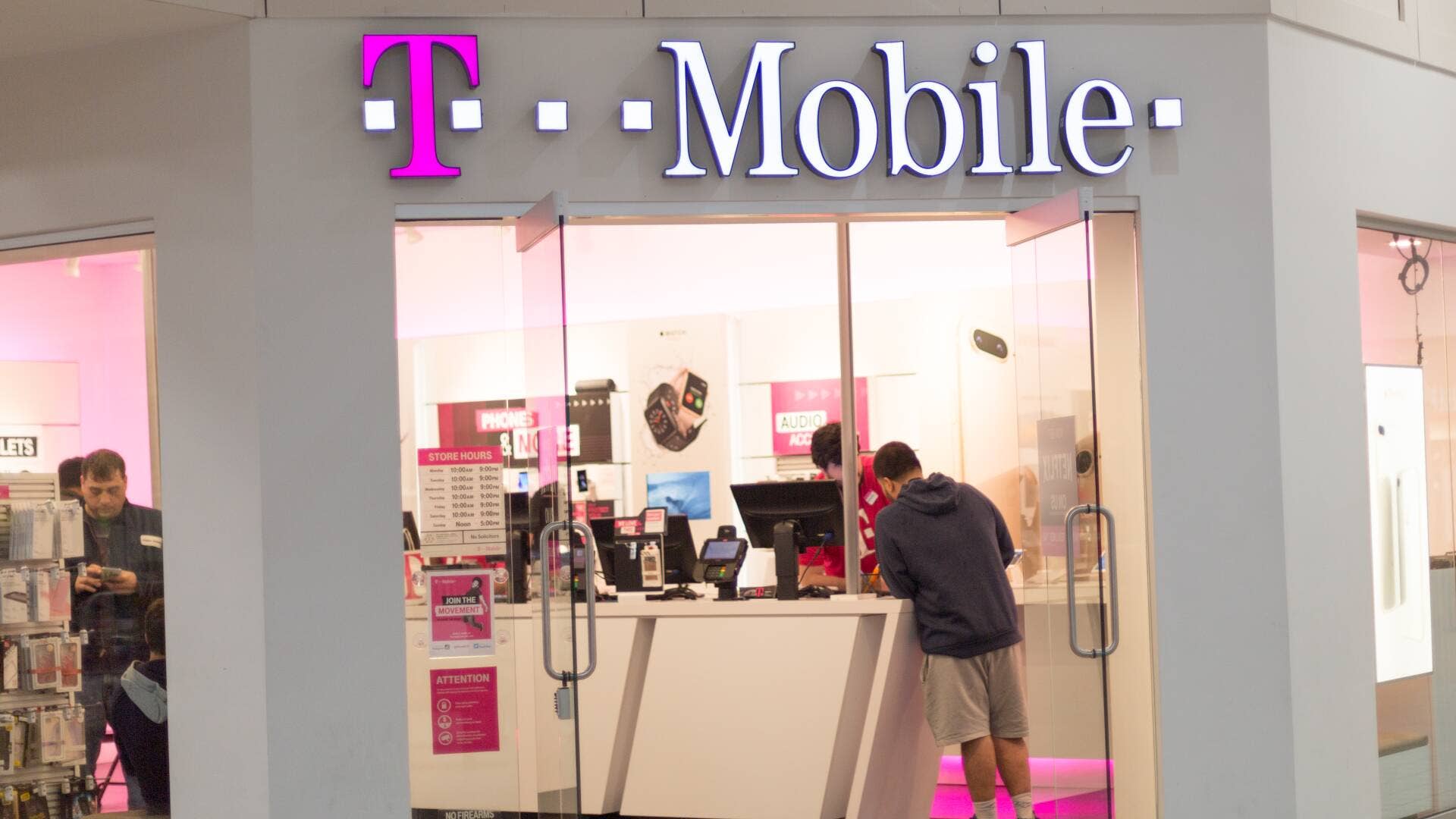 T-Mobile quietly plans new perks to keep customers from switching - AOL