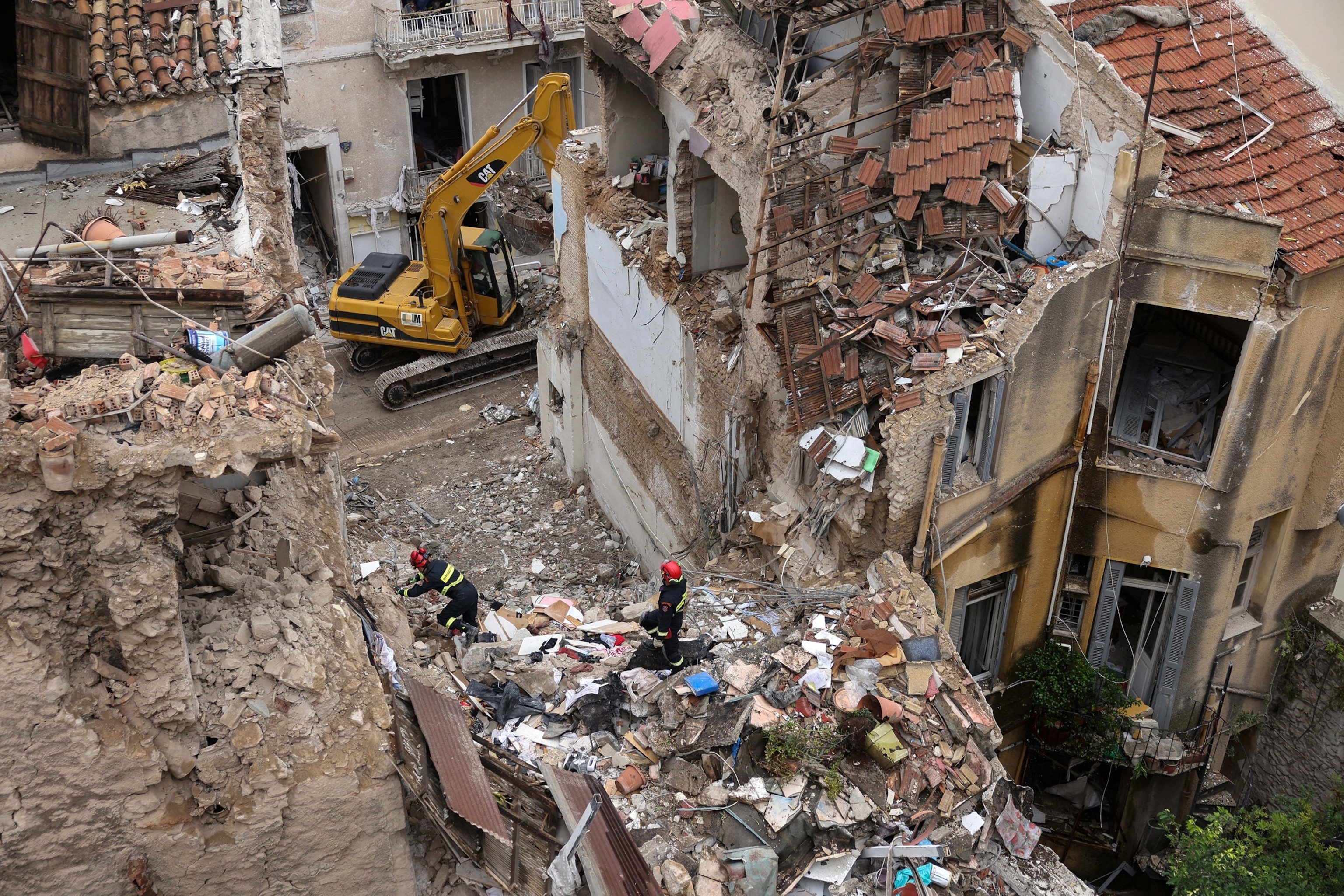 4 Americans among 6 dead after explosion collapses building in Athens - AOL
