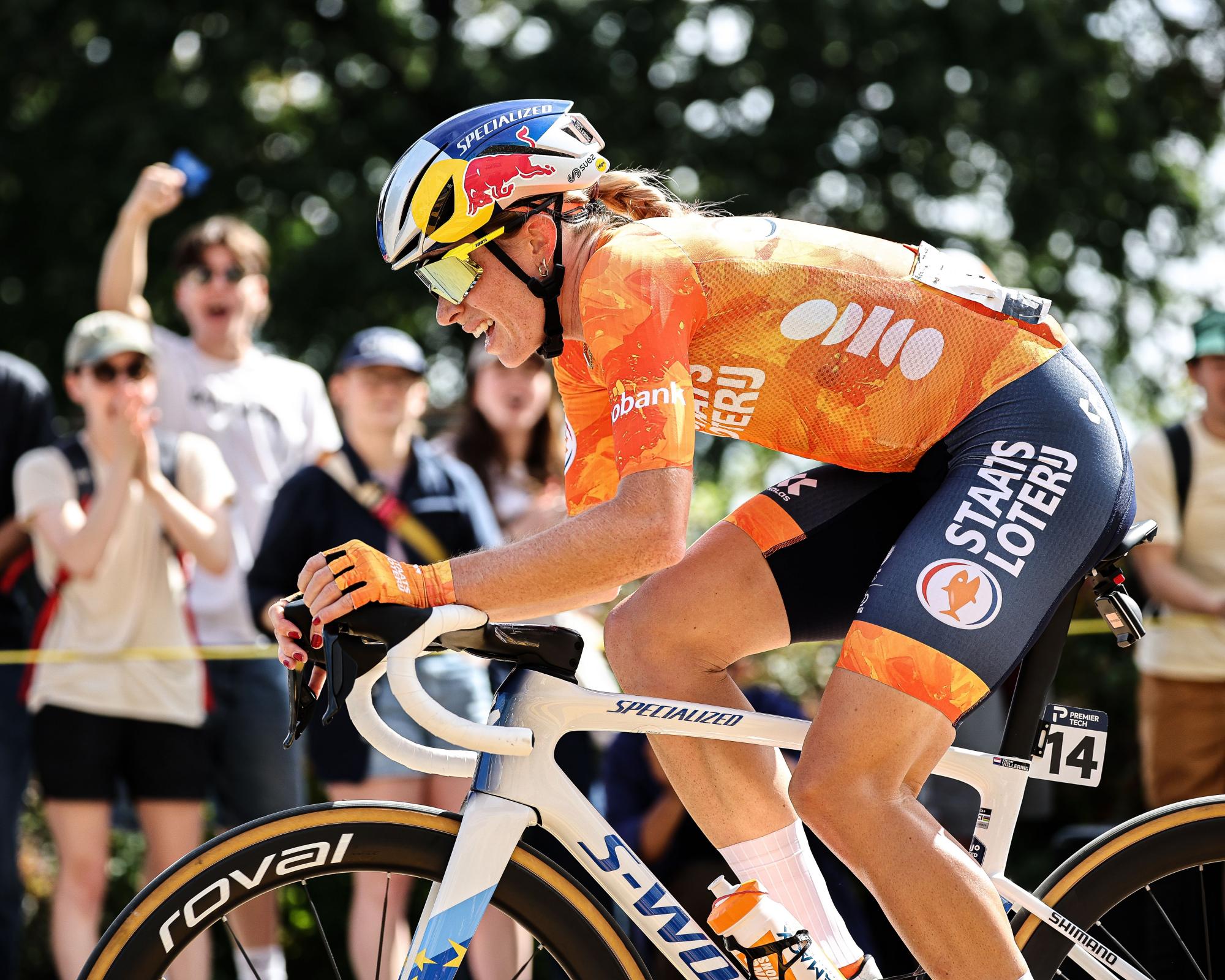 Demi Vollering seals dramatic women's road race world title in Montreal