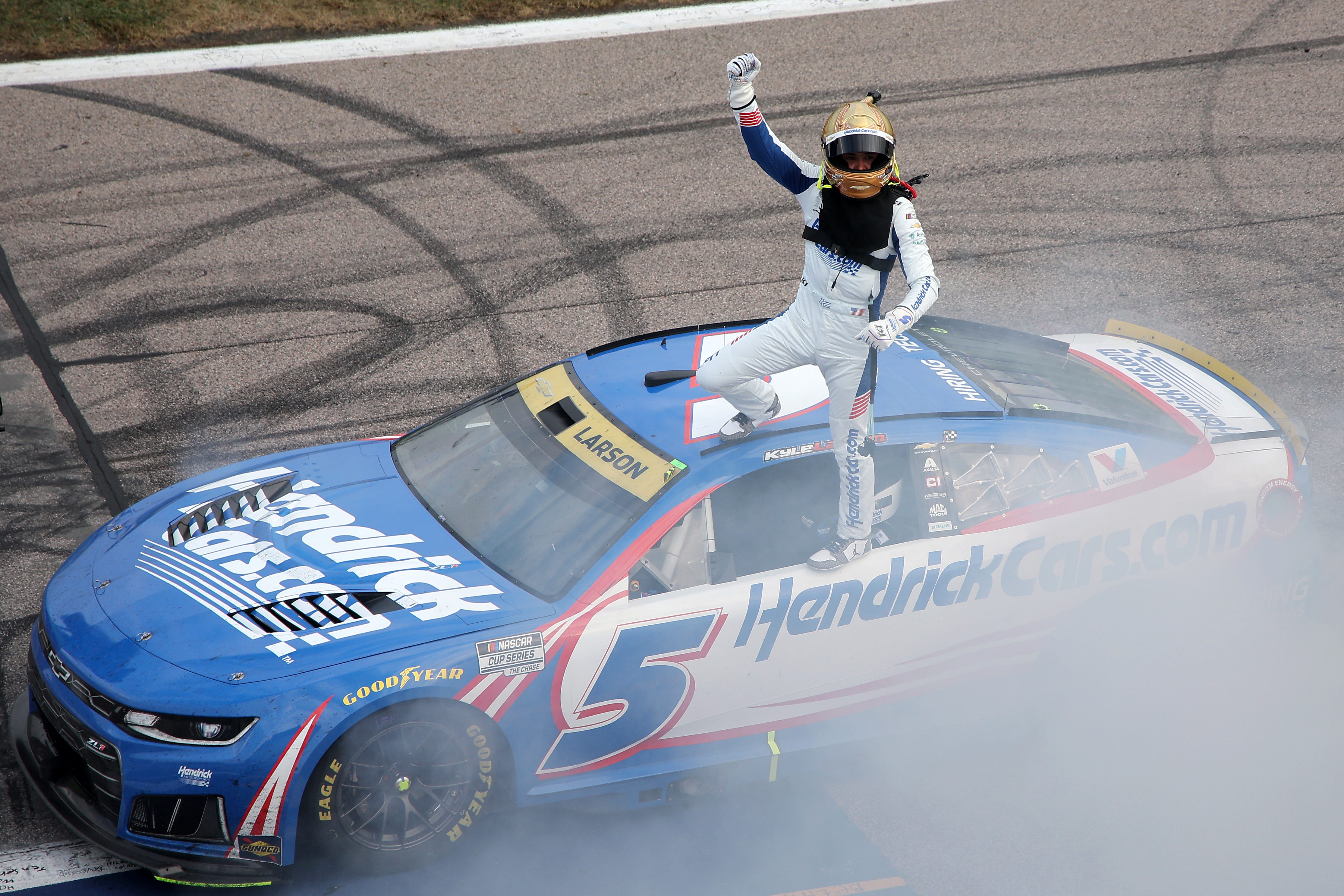 Kyle Larson dominates at Kansas, padding NASCAR points lead over Denny ...