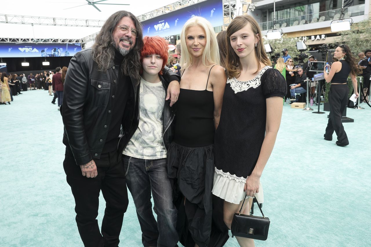 Dave Grohl and Wife Jordyn Blum Enjoy Glam VMAs Date Night, Two Years ...