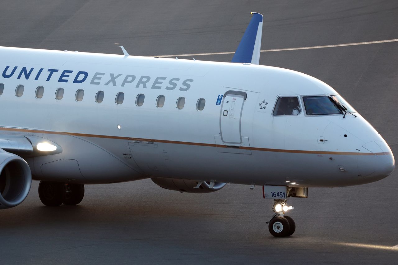 Passenger Jet Turns Around After Cockpit Windshield ‘Busted Completely ...