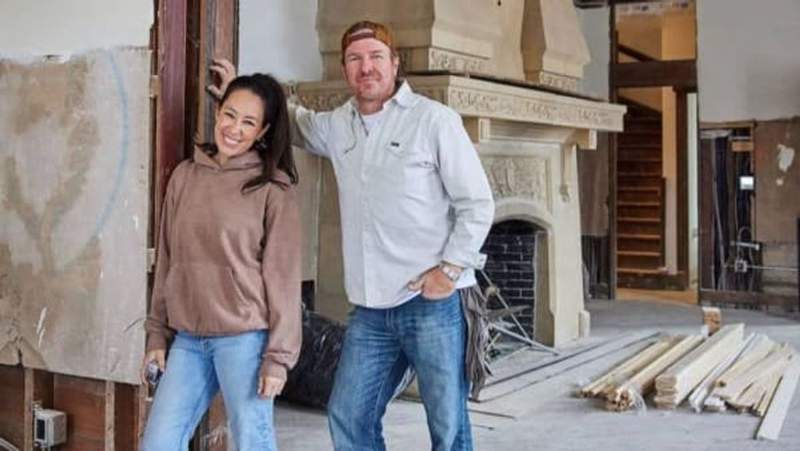 Chip and Joanna Gaines finally sell $2.7M Fixer Upper castle in Waco - AOL