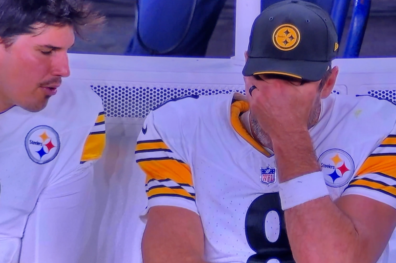 New Photo - Fed-up Aaron Rodgers completely ignores Steelers teammate in awkward sideline moment