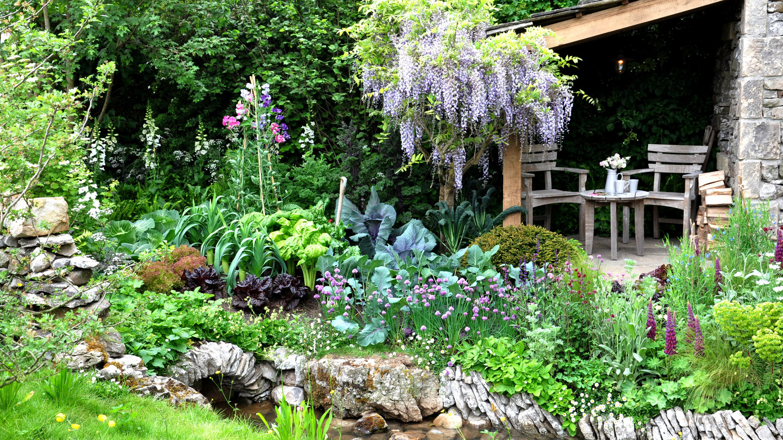 The Pink Flower That Thrives In Shaded Beds Isn't Foxglove