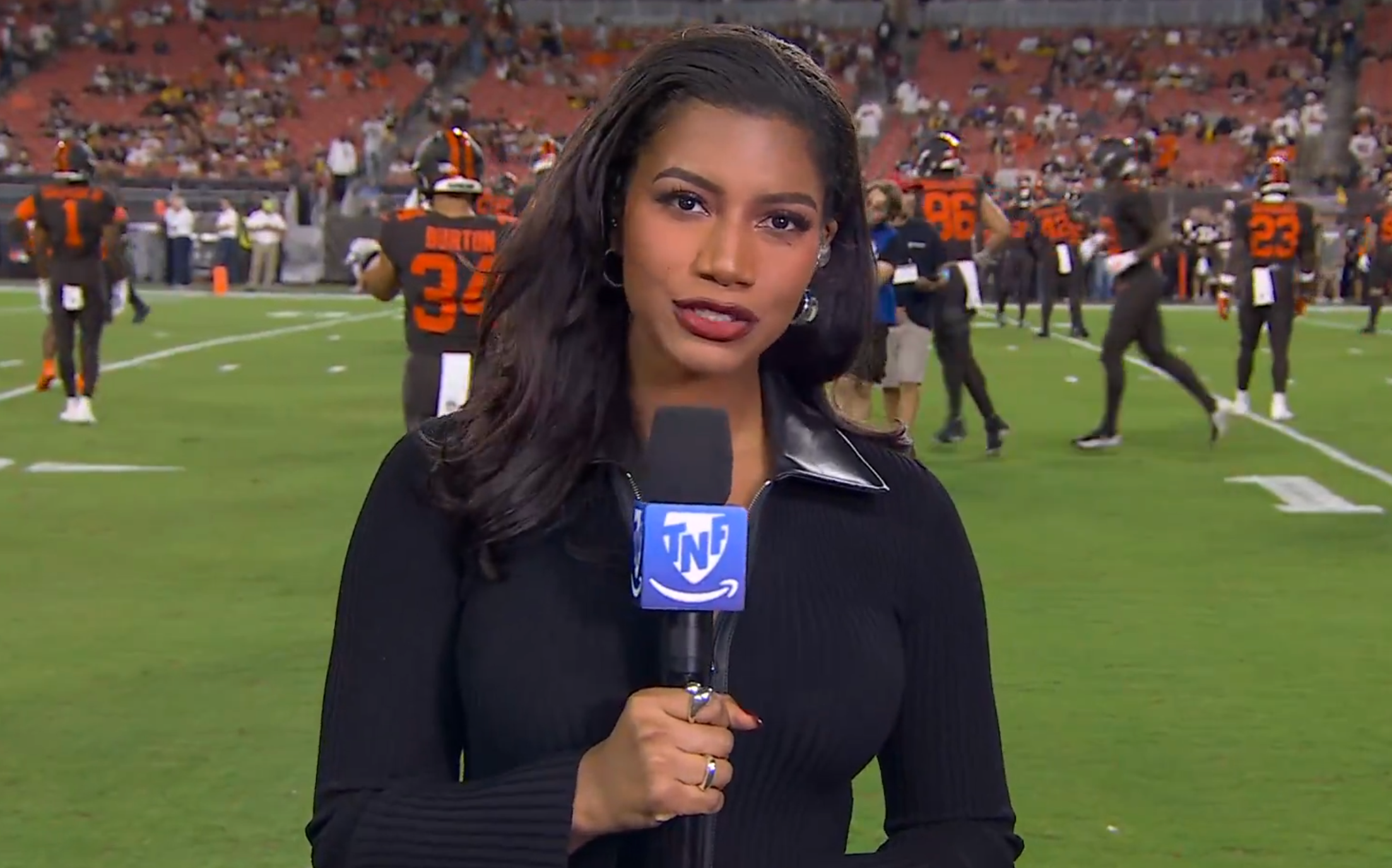Tarylor Rooks Sideline Reporter Taylor Rooks Sends NFL Fans Into Frenzy Over Gym ...