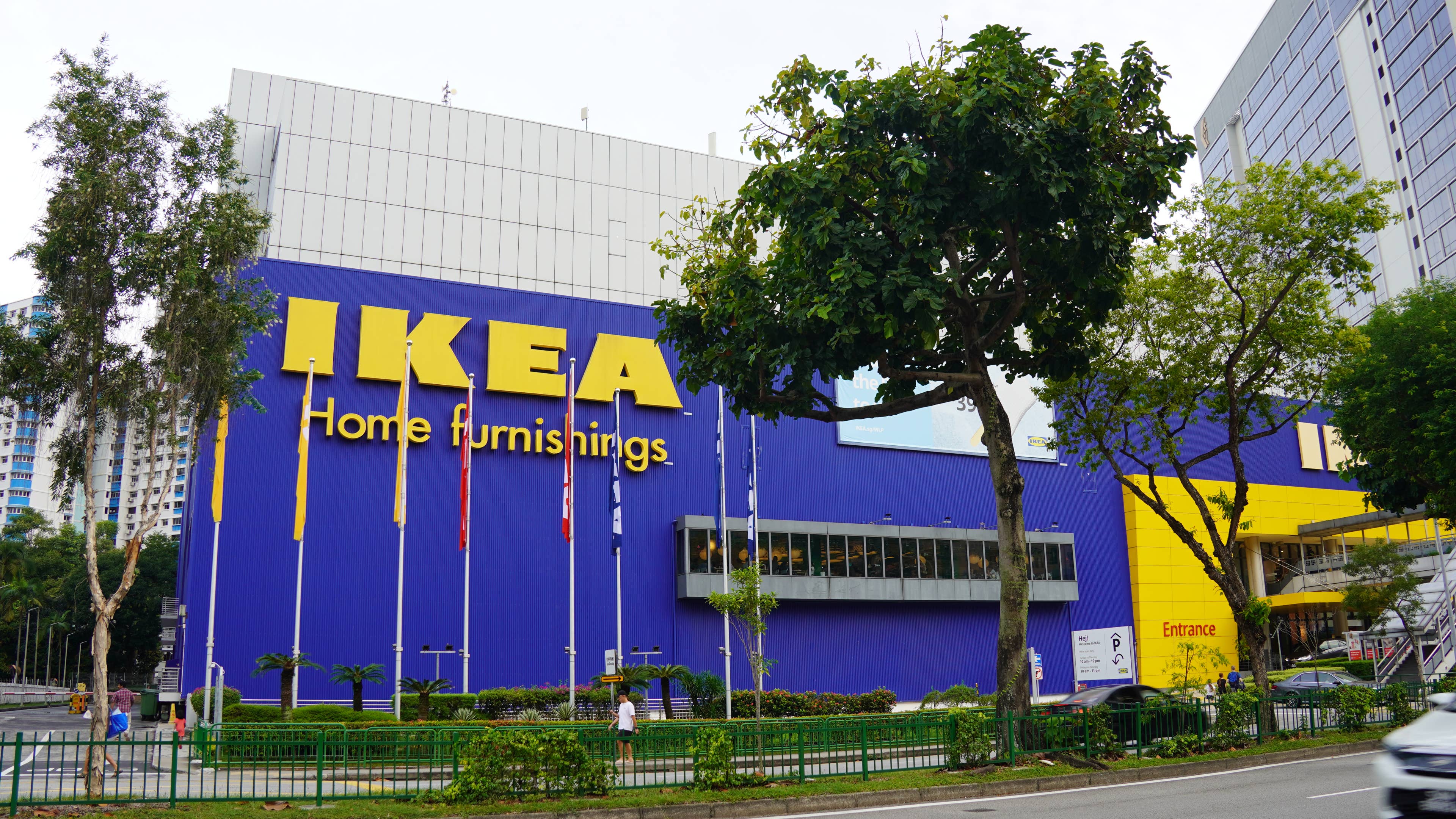 IKEA Is Selling Deep Green $5 Plates and Bowls for an Elegant, Budget-Friendly Holiday Table