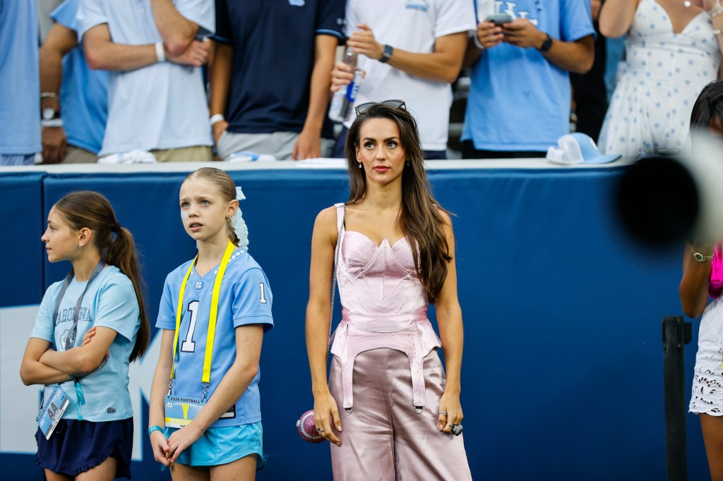 Jordon Hudson rocks pink ‘Mean Girls’ two-piece on UNC sideline during ...
