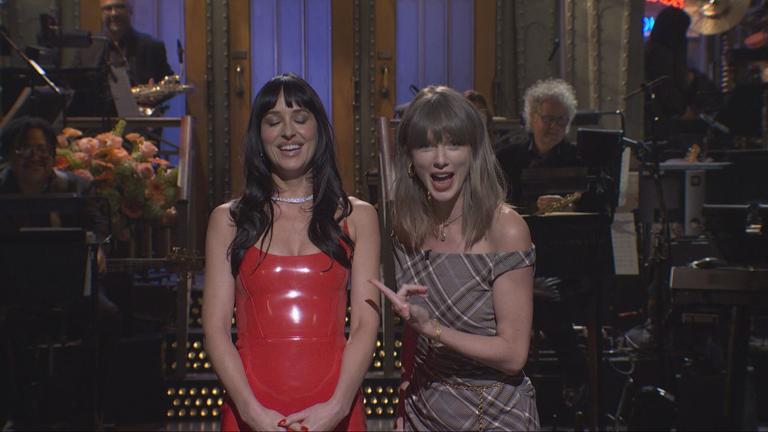 Taylor Swift pops into ‘SNL’ to joke around with host Dakota Johnson