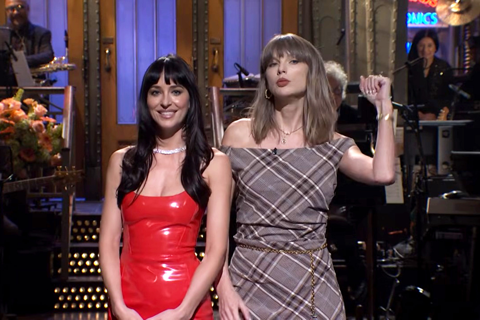 Taylor Swift is mad for plaid on ‘SNL’ with Dakota Johnson - AOL