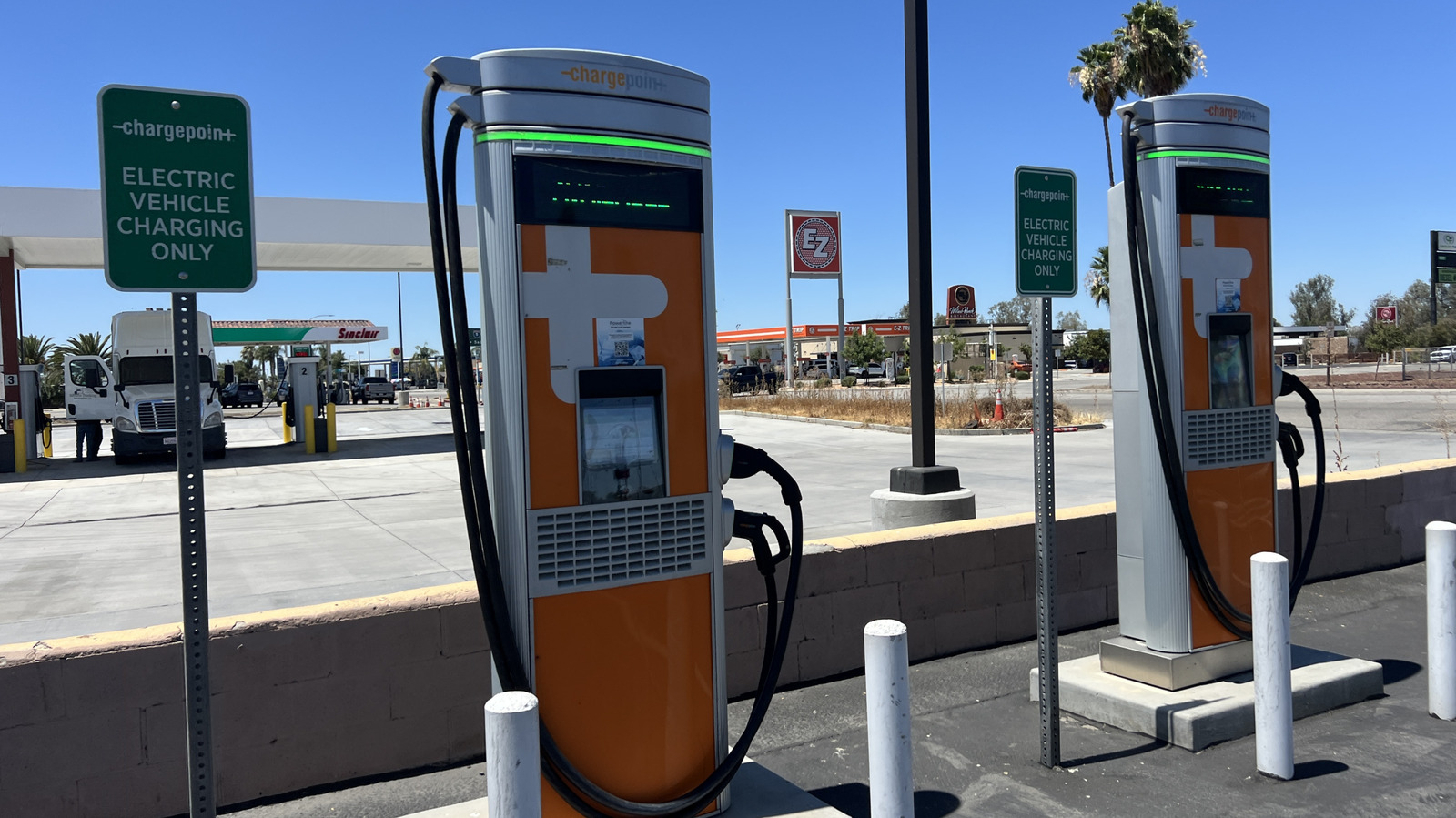 US EV Sales Collapse 30.7% While Europe Surges to 23.2% | Seller Opportunity in Automotive Accessories & Hybrid Demand