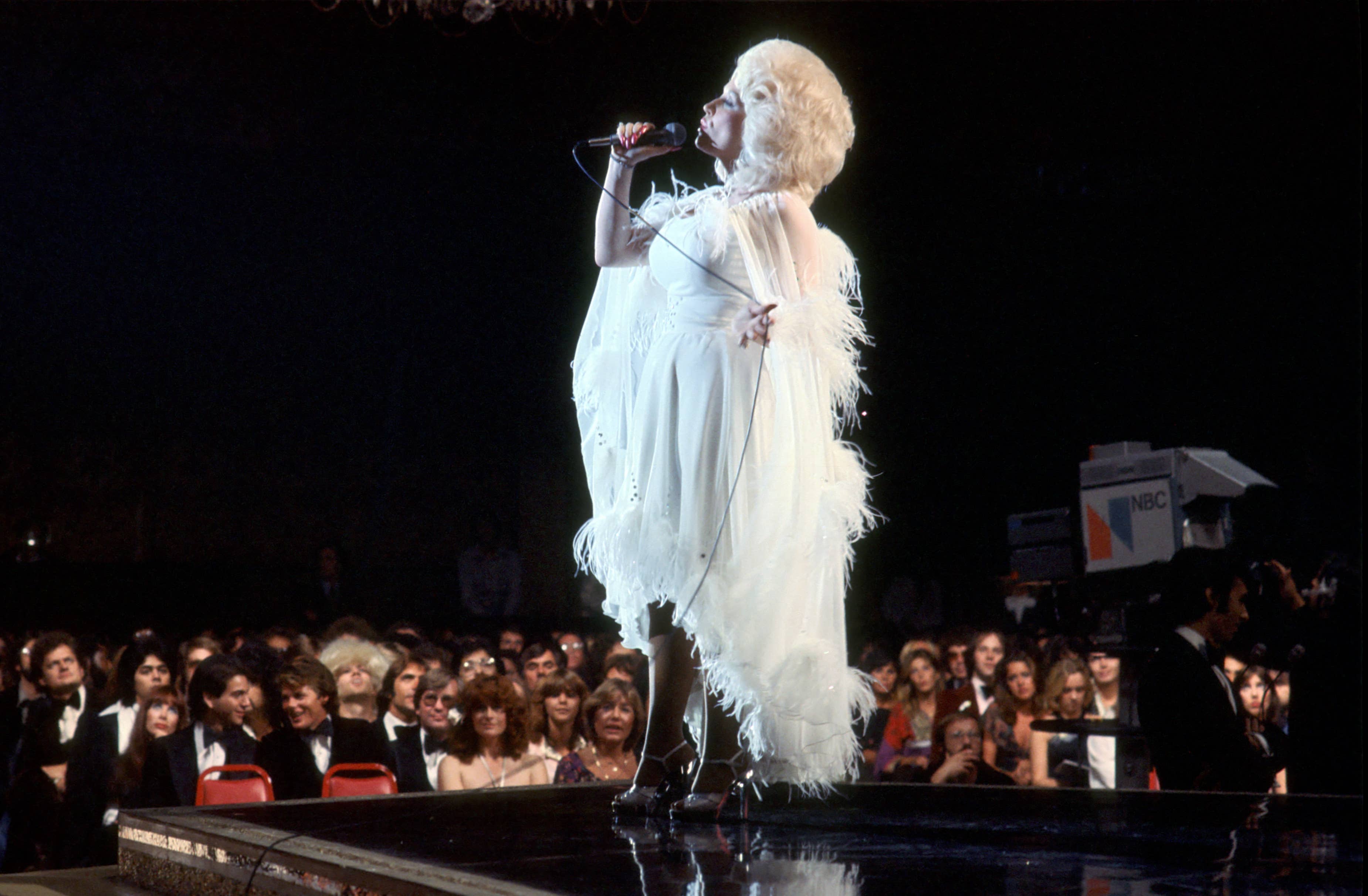 Dolly Parton's 'Jolene' Hits 1 Billion Spotify Streams Following Her ...