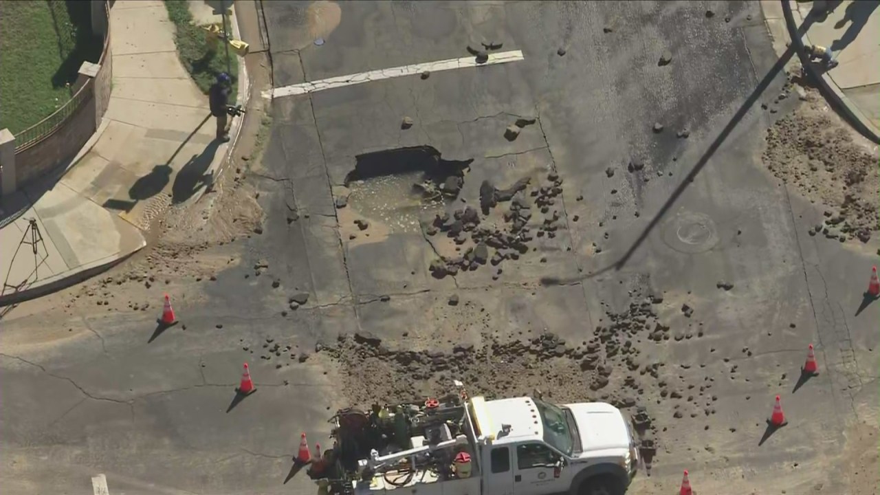 Exploding Manhole Water main break sends water exploding into air in L.A. neighborhood - AOL