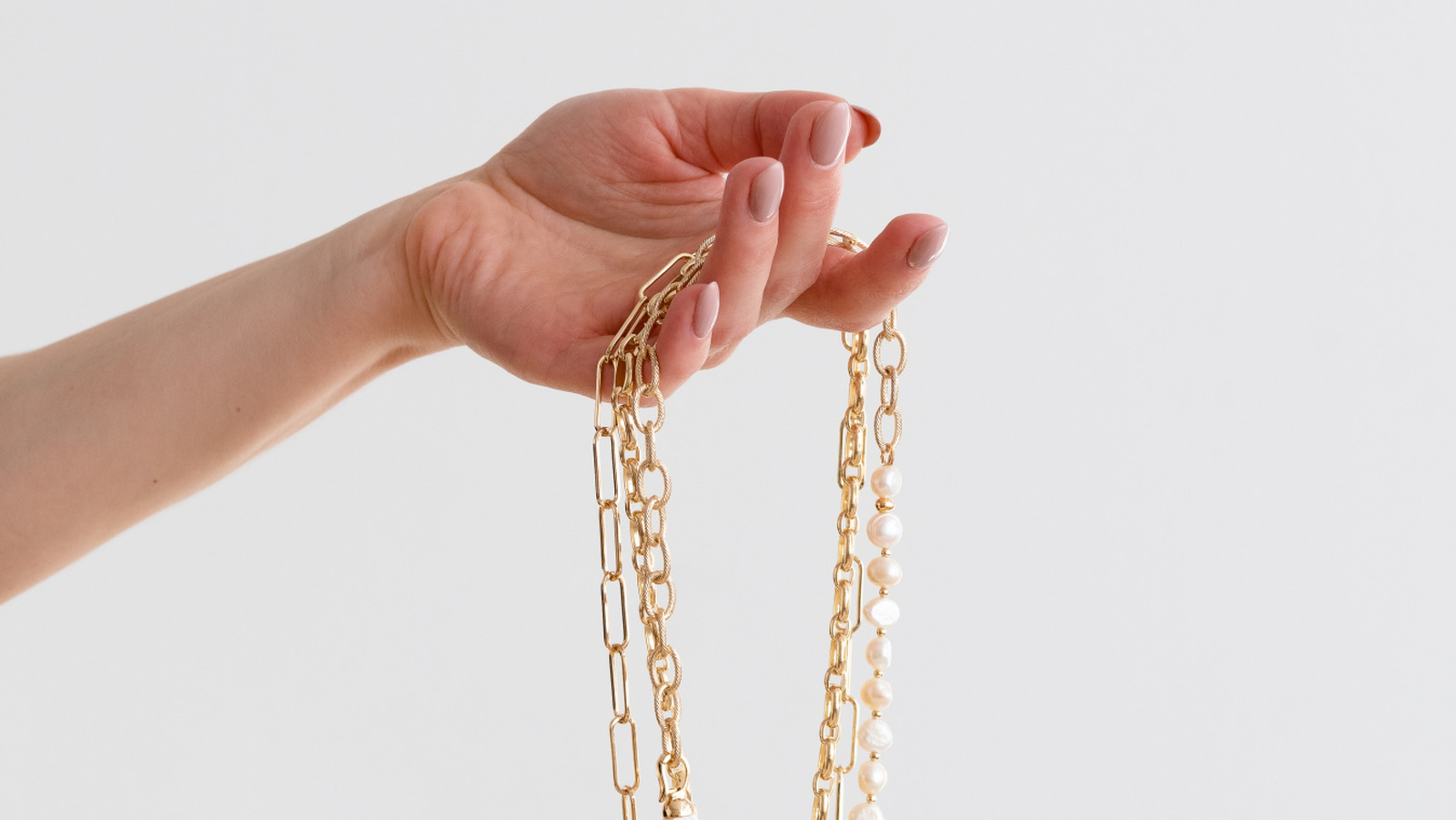 Hollywood Stylists Are Indicating The Decline Of Necklaces As We Know ...