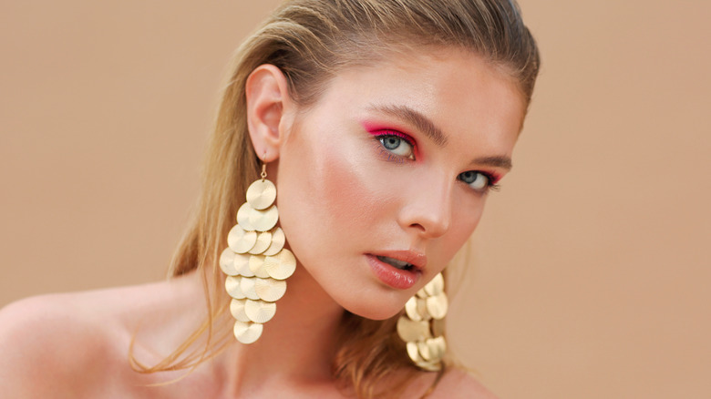 Hollywood Stylists Are Indicating The Decline Of Necklaces As We Know ...