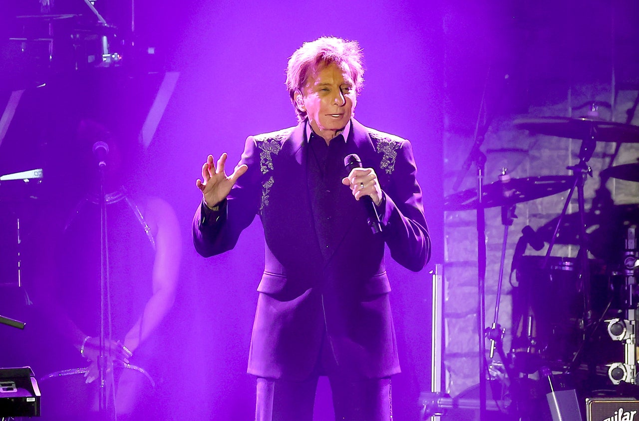 Barry Manilow cancels Las Vegas comeback gig after walking off stage - AOL