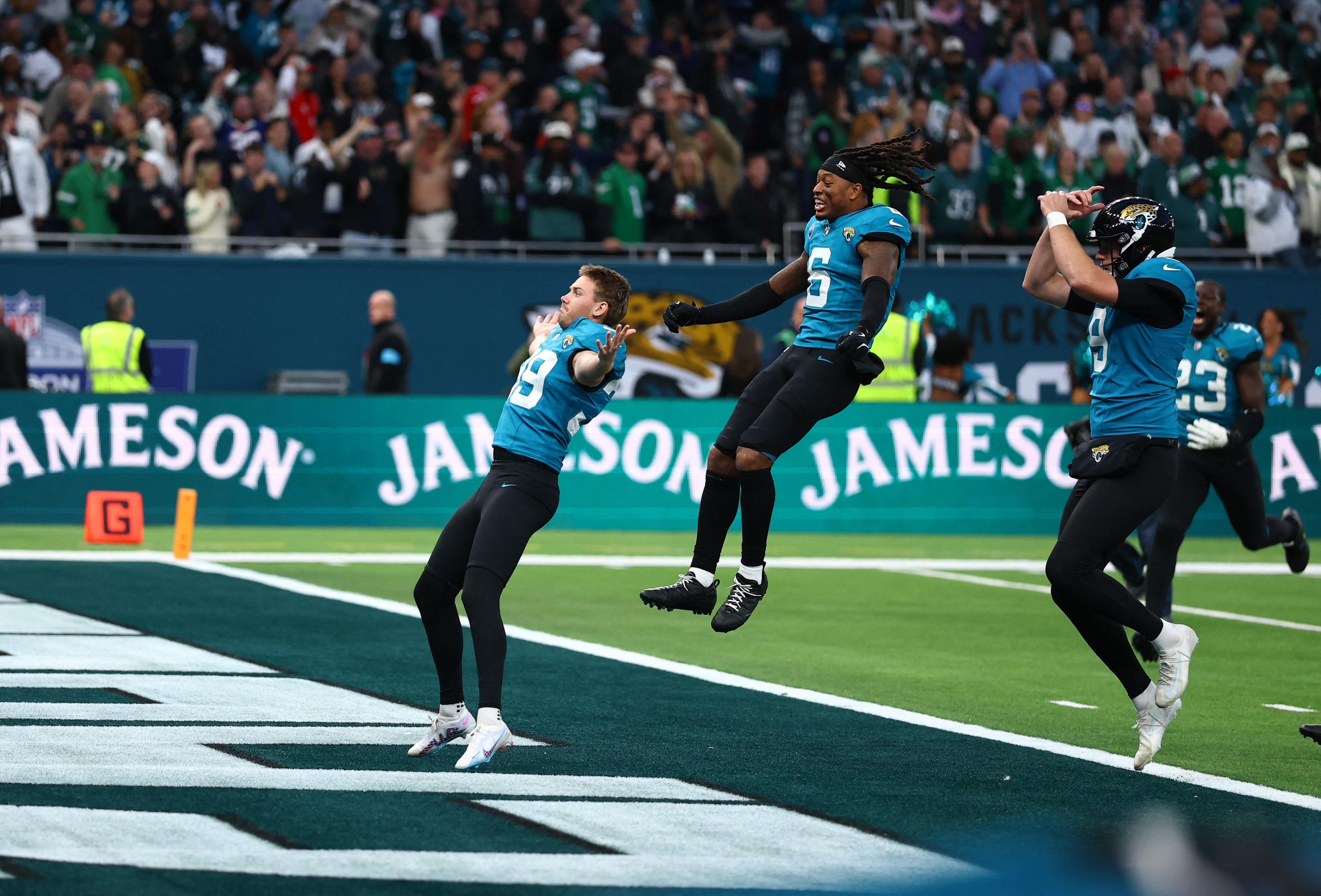 Snapner 'Phenomenal job' by DaVon Hamilton stepping in as Jaguars' long snapper ...