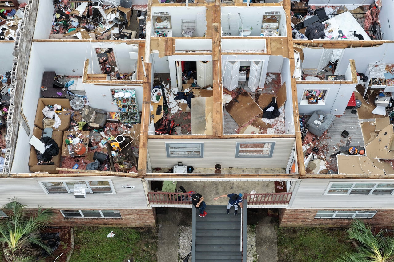 Hurricane Isaias rips roof off apartment complex in Florida - AOL