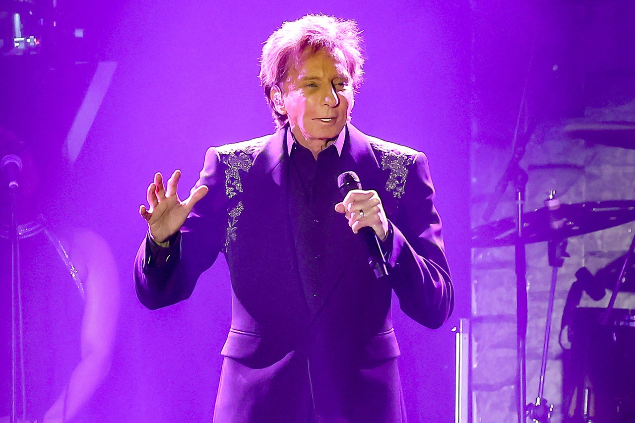 New Photo - Barry Manilow cancels Las Vegas comeback gig after walking off stage