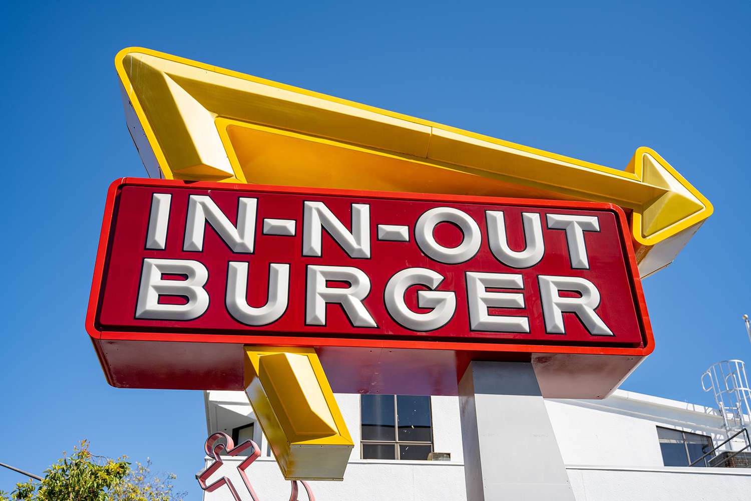‘Burger Brokers’ Are Offering Unauthorized In-N-Out Deliveries on Facebook Marketplace: Report