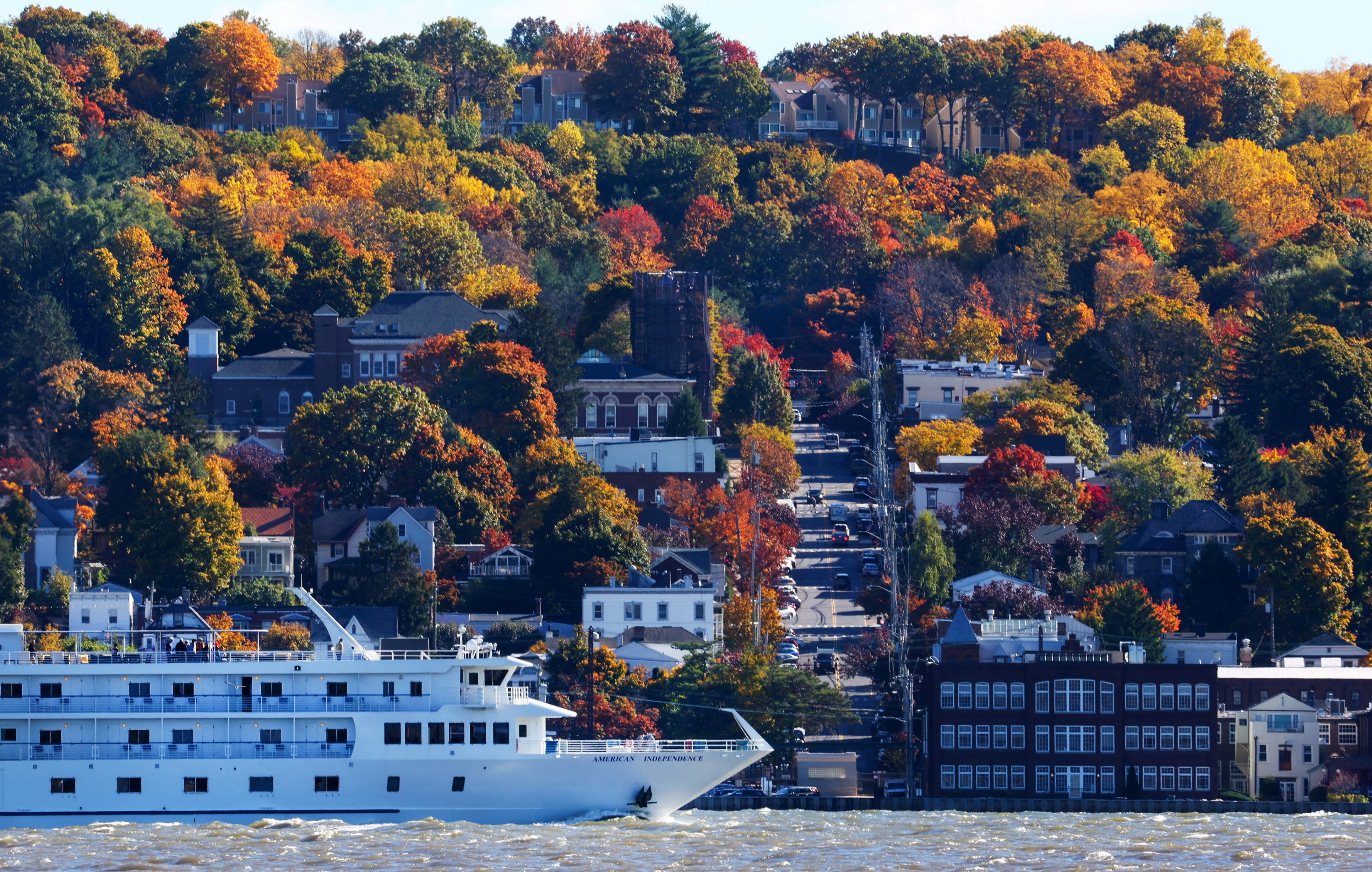 When do fall leaves peak in Delaware?