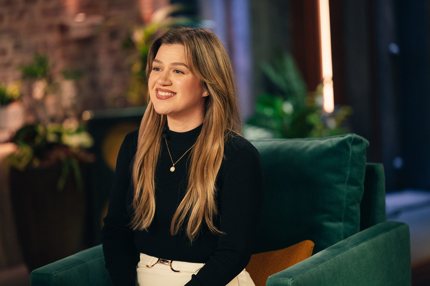 The Kelly Clarkson Store Debacle, Unpacked by a Crisis PR Pro - AOL