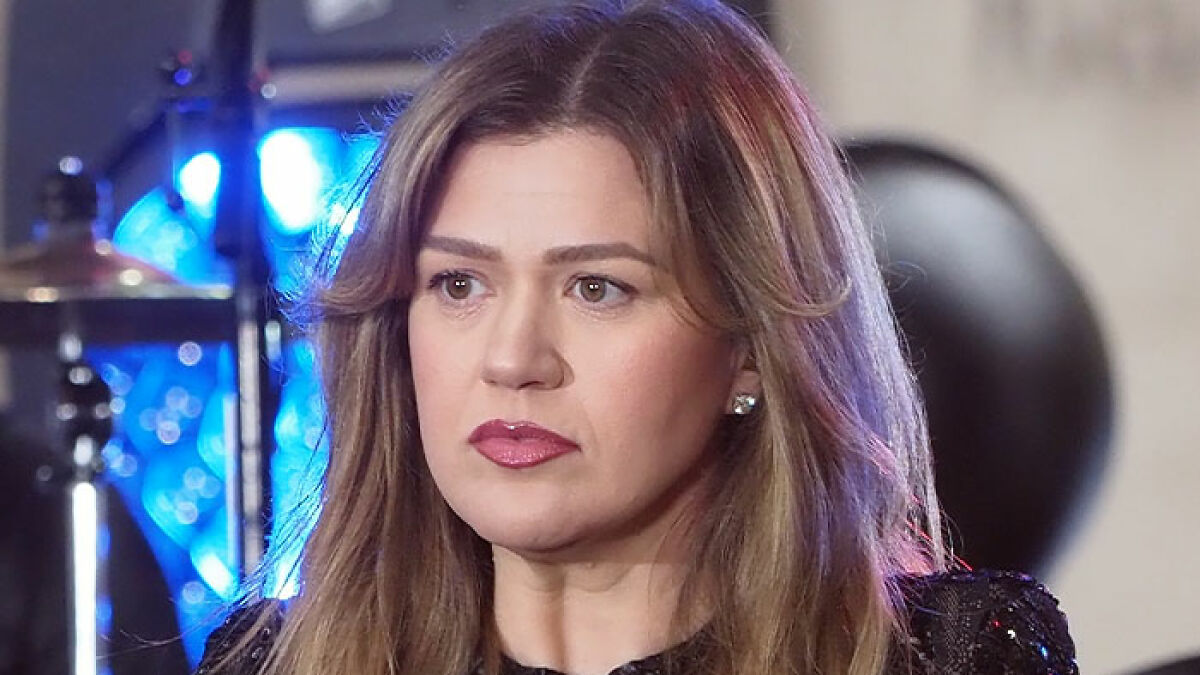 Body Language Expert Spots Telling Details In Kelly Clarkson’s Leaked Security Footage As Store Feud Rages On
