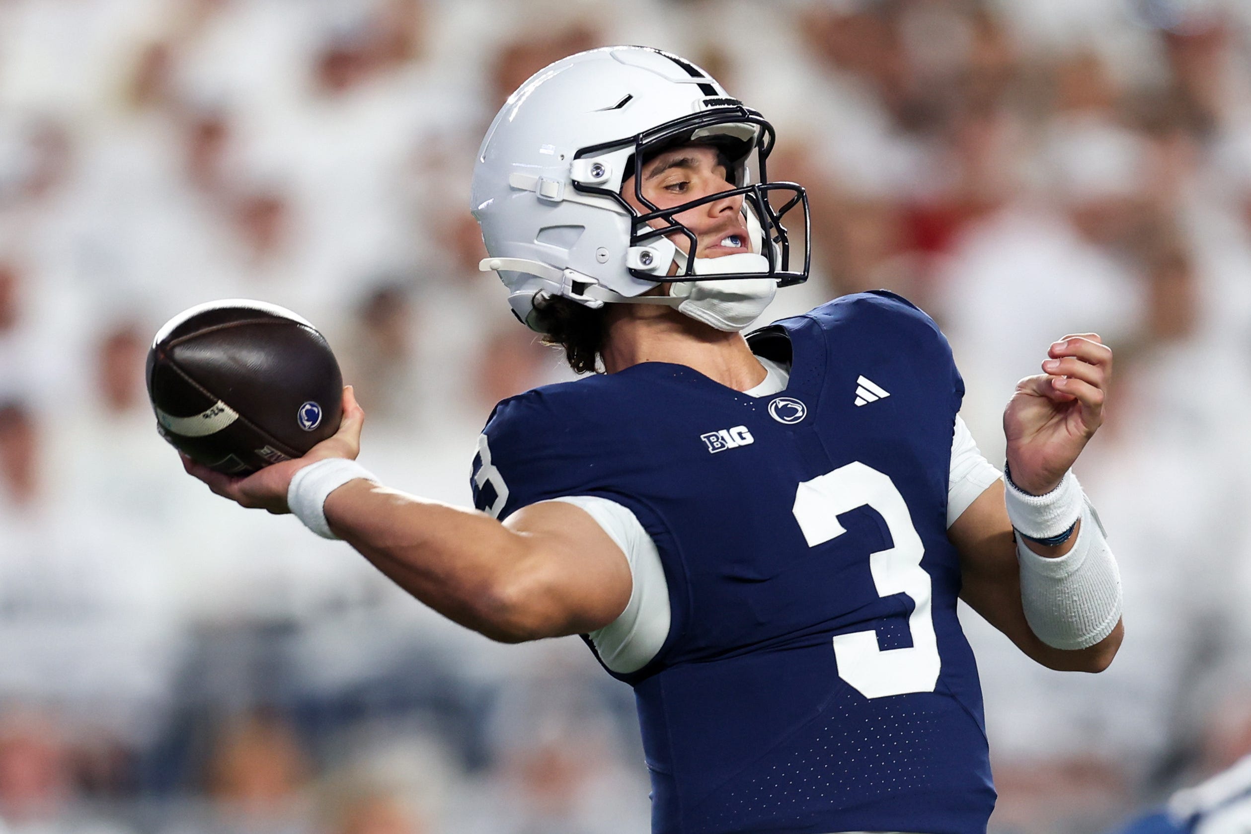 Big Ten passing yardage leaders after Week 7